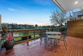StayAU Pakenham Townhouse with Lakeview